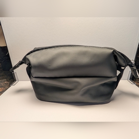 New Lufthansa First Class Amenity Kit W/ PJs & Augustinus Bader Products - Picture 4 of 9